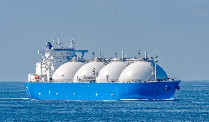 LNG: Ευρωπαϊκές εταιρείες αγοράζουν φθηνά και πολλούν πανάκριβα