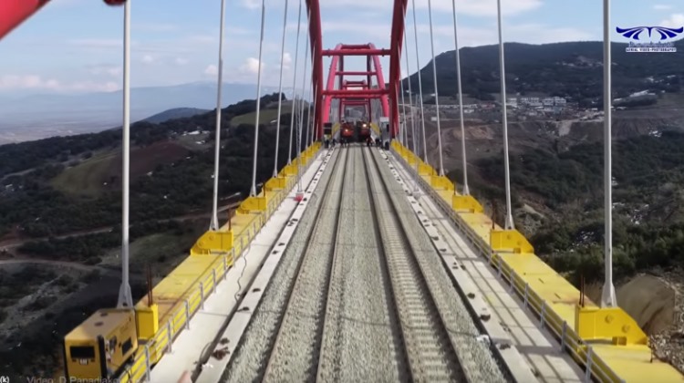 Το πρώτο τρένο πέρασε τη γέφυρα Εκκάρας (βίντεο)
