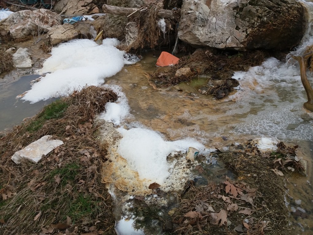 Τυροκομεία και οινοποιεία μολύνουν το ποτάμι στον Τύρναβο