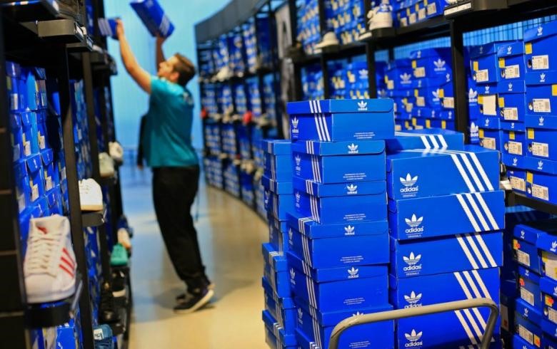 Η Adidas «σκόνταψε» κυνηγώντας τη Nike