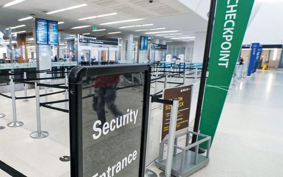 Τσεκάπ σε αεροδρόμια καθιερώνει πλέον η πανδημία