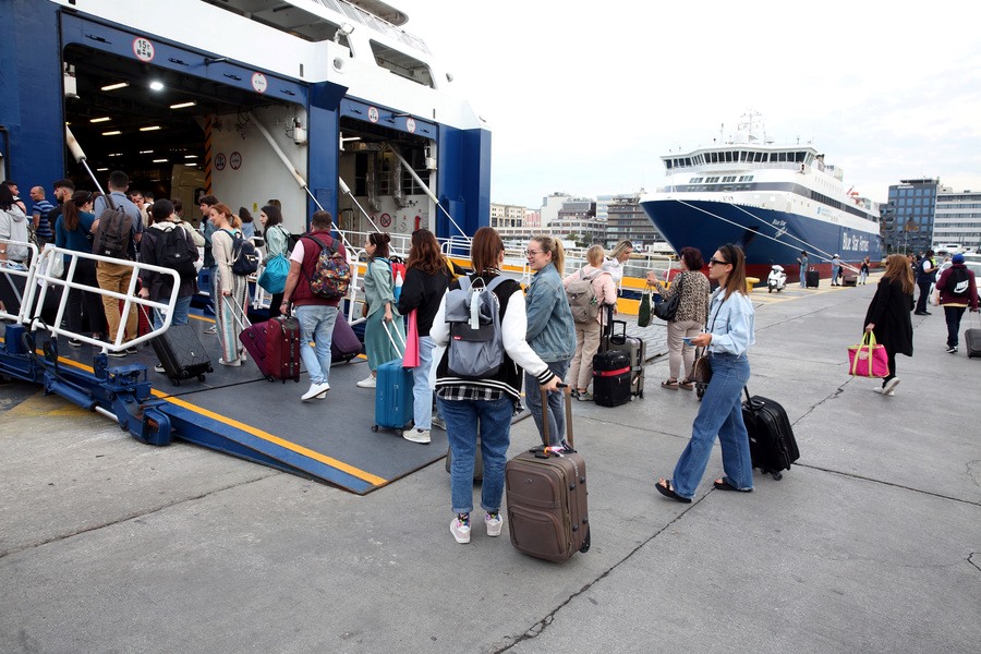 Πτώση της επιβατικής κίνησης τον Ιούλιο στα λιμάνια