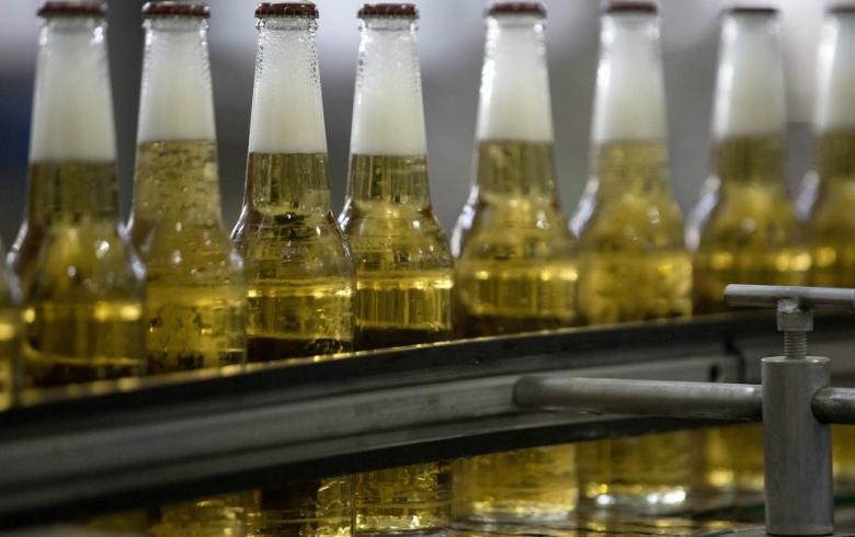 Οι δασμοί στο αλουμίνιο βάζουν ξανά τη μπύρα σε μπουκάλι