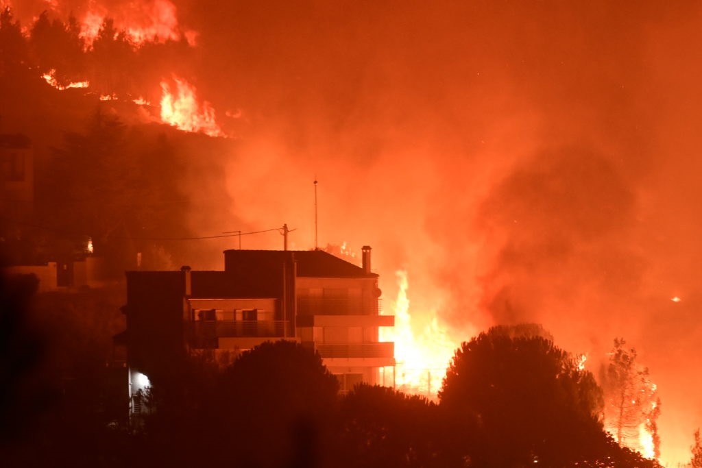 Στάχτη σπίτια και επιχειρήσεις στην Αττική - μία νεκρή