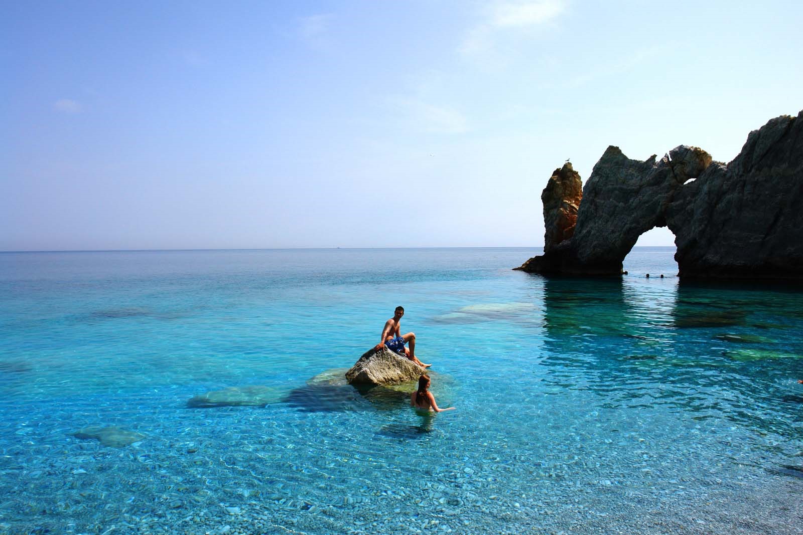 Έφτασαν στη Σκιάθο οι πρώτοι Βρετανοί τουρίστες (βίντεο)