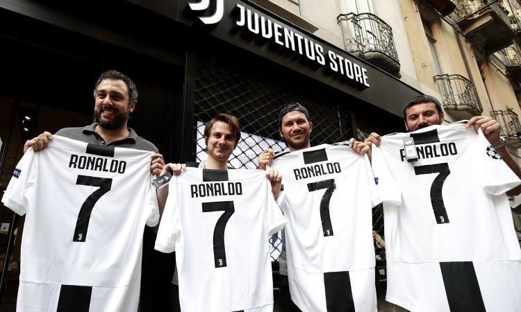 Ρονάλντο: Μια φανέλα το λεπτό πουλάνε τα Juve stores