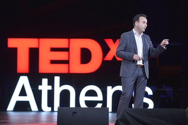 Όταν ο δήμαρχος είναι σταρ- Δείτε τον Παπαστεργίου να ξεσηκώνει το κοινό του TEDxAthens (Βίντεο)