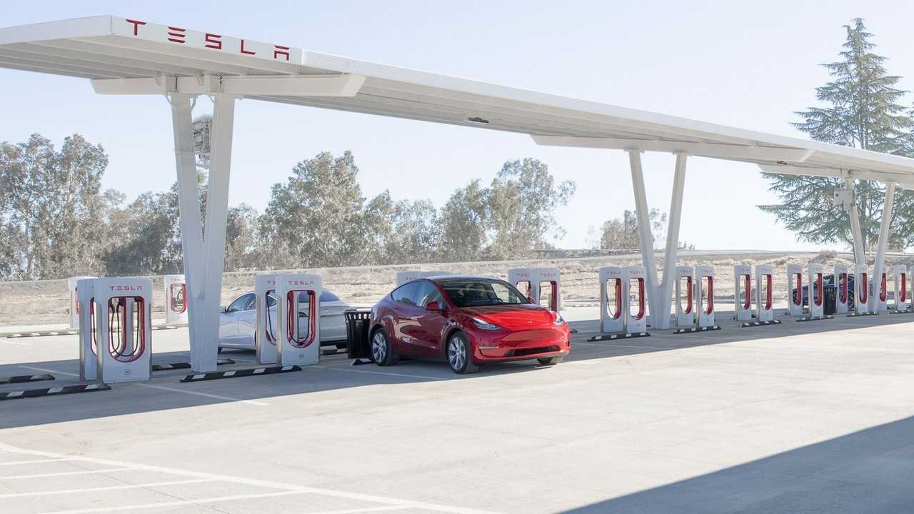 Tesla: Σταθμός φορτιστών έξω από τη Λαμία